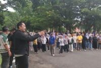 Bupati Merangin M Syukur menyoroti disiplin pegawai saat kegiatan senam sehat dan Jumat Bersih, Jumat (29/5/2026).( Poto : pariwarajambi.com ).