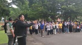 Bupati Merangin M Syukur menyoroti disiplin pegawai saat kegiatan senam sehat dan Jumat Bersih, Jumat (29/5/2026).( Poto : pariwarajambi.com ).