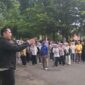 Bupati Merangin M Syukur menyoroti disiplin pegawai saat kegiatan senam sehat dan Jumat Bersih, Jumat (29/5/2026).( Poto : pariwarajambi.com ).