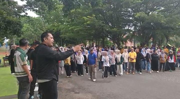Bupati Merangin M Syukur menyoroti disiplin pegawai saat kegiatan senam sehat dan Jumat Bersih, Jumat (29/5/2026).( Poto : pariwarajambi.com ).