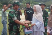 Danrem 042 Gapu membagikan bantuan.( Poto : jambione.com )
