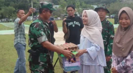 Danrem 042 Gapu membagikan bantuan.( Poto : jambione.com )