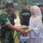 Danrem 042 Gapu membagikan bantuan.( Poto : jambione.com )