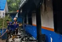 Petugas Pemadam kebakaran melakukan pendinginan setelah berhasil menjinakkan api( poto : jambione.com)
