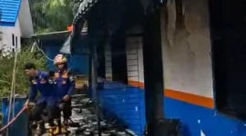 Petugas Pemadam kebakaran melakukan pendinginan setelah berhasil menjinakkan api( poto : jambione.com)