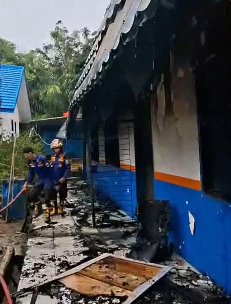 Petugas Pemadam kebakaran melakukan pendinginan setelah berhasil menjinakkan api( poto : jambione.com)