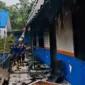 Petugas Pemadam kebakaran melakukan pendinginan setelah berhasil menjinakkan api( poto : jambione.com)