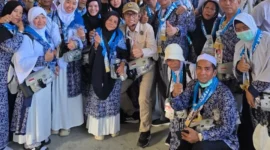Sesi Poto bersama dengan petugas haji jamaah Haji asal Jambi setelah melaksanakan rangkaian Armuzna( Poto : jambione.com)