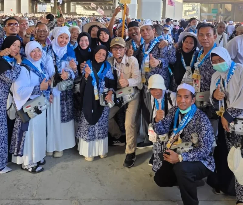Sesi Poto bersama dengan petugas haji jamaah Haji asal Jambi setelah melaksanakan rangkaian Armuzna( Poto : jambione.com)