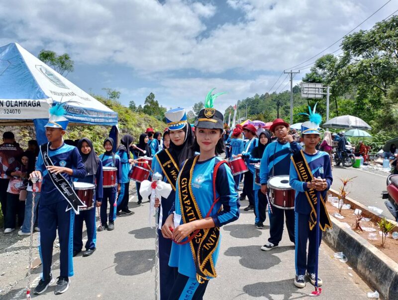 Drum band pelajar meriahkan Hardiknas 2026 di Kerinci. SMPN 7 Kerinci tampil menonjol dengan atraksi kompak, energik, dan penuh kreativitas.( Poto : JAMBIHARIINI.COM ).