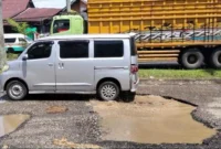 Jalan Jalur Tiga Bangko di Kabupaten Merangin rusak parah dengan banyak lubang yang sering menyebabkan kecelakaan.( Poto : Tribunjambi.com / Freanky Widarta ).