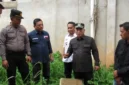 Warga Desa Pondok Meja, Muaro Jambi, terdampak banjir akibat drainase tersumbat di area gudang perusahaan. ( Poto : tribunjambi.com/Muzakkir ).