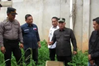 Warga Desa Pondok Meja, Muaro Jambi, terdampak banjir akibat drainase tersumbat di area gudang perusahaan. ( Poto : tribunjambi.com/Muzakkir ).