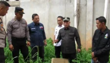 Warga Desa Pondok Meja, Muaro Jambi, terdampak banjir akibat drainase tersumbat di area gudang perusahaan. ( Poto : tribunjambi.com/Muzakkir ).