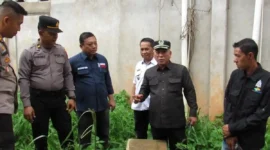 Warga Desa Pondok Meja, Muaro Jambi, terdampak banjir akibat drainase tersumbat di area gudang perusahaan. ( Poto : tribunjambi.com/Muzakkir ).