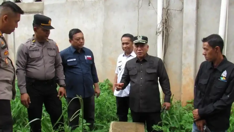Warga Desa Pondok Meja, Muaro Jambi, terdampak banjir akibat drainase tersumbat di area gudang perusahaan. ( Poto : tribunjambi.com/Muzakkir ).