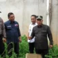 Warga Desa Pondok Meja, Muaro Jambi, terdampak banjir akibat drainase tersumbat di area gudang perusahaan. ( Poto : tribunjambi.com/Muzakkir ).