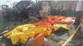 Kecelakaan maut terjadi di Jalinsum Muratara saat bus ALS menabrak tangki BBM hingga terbakar. Sebanyak 16 orang dilaporkan tewas dalam insiden tragis ini.( Poto : dok. Tribunnews.com )