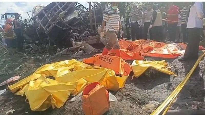 Kecelakaan maut terjadi di Jalinsum Muratara saat bus ALS menabrak tangki BBM hingga terbakar. Sebanyak 16 orang dilaporkan tewas dalam insiden tragis ini.( Poto : dok. Tribunnews.com )