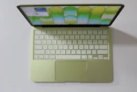 Apple resmi menghadirkan MacBook Neo di Indonesia dengan harga mulai Rp10 jutaan. Laptop ini hadir dengan chip A18 Pro, desain ringan, dan fitur AI modern.( Poto : WIRED ).