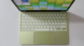 Apple resmi menghadirkan MacBook Neo di Indonesia dengan harga mulai Rp10 jutaan. Laptop ini hadir dengan chip A18 Pro, desain ringan, dan fitur AI modern.( Poto : WIRED ).