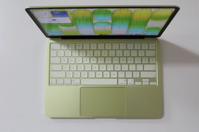 Apple resmi menghadirkan MacBook Neo di Indonesia dengan harga mulai Rp10 jutaan. Laptop ini hadir dengan chip A18 Pro, desain ringan, dan fitur AI modern.( Poto : WIRED ).