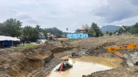 Polda Jambi menangkap tujuh pelaku tambang emas ilegal di Kabupaten Merangin saat beroperasi menggunakan alat berat.( Poto : ANTARA/ HUMAS POLDA JAMBI )