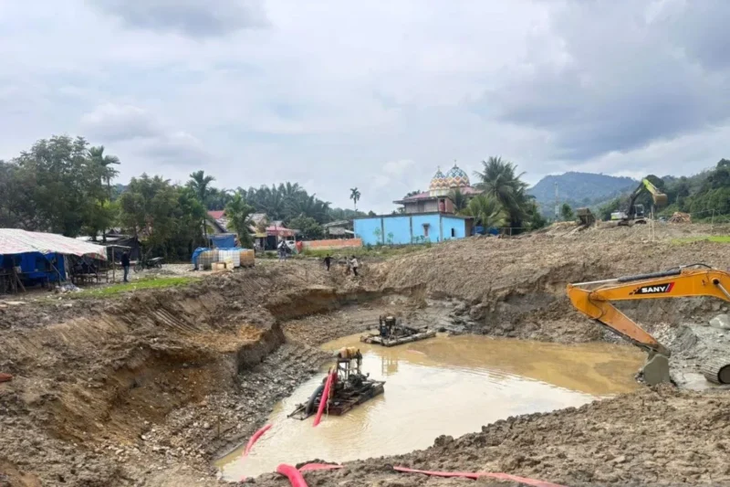 Polda Jambi menangkap tujuh pelaku tambang emas ilegal di Kabupaten Merangin saat beroperasi menggunakan alat berat.( Poto : ANTARA/ HUMAS POLDA JAMBI )