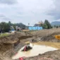 Polda Jambi menangkap tujuh pelaku tambang emas ilegal di Kabupaten Merangin saat beroperasi menggunakan alat berat.( Poto : ANTARA/ HUMAS POLDA JAMBI )