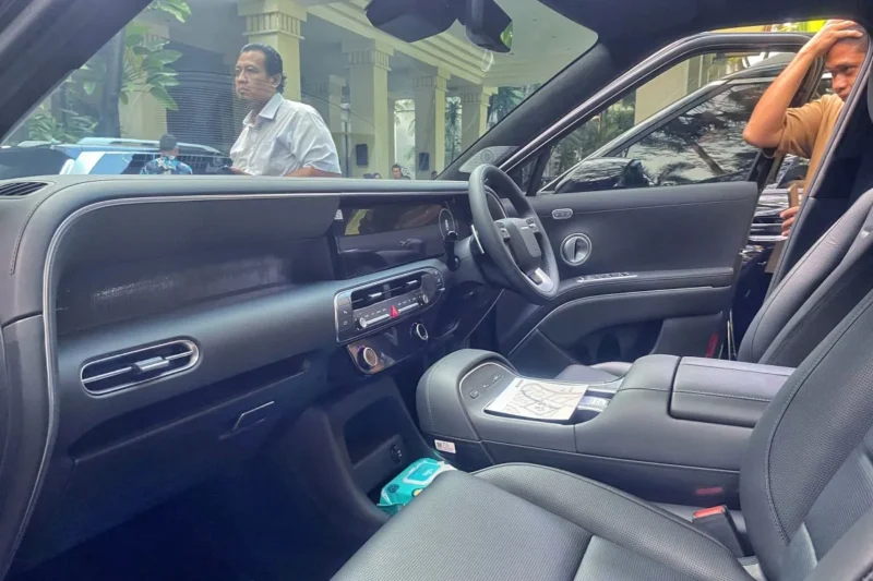 Hyundai Motor Indonesia melakukan pembaruan software pada Hyundai Palisade melalui OTA untuk meningkatkan keamanan sistem kursi elektrik.( Poto : ANTARA /Chairul Rohman ).