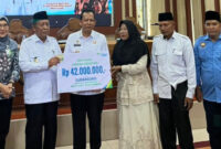 Pemkab Muaro Jambi menyerahkan santunan JKM BPJS Ketenagakerjaan kepada ahli waris Ketua RT Sekernan sebagai bentuk perlindungan sosial.( Poto : bpjstk/infojambi.com).