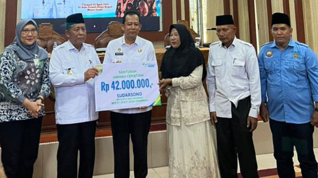 Pemkab Muaro Jambi menyerahkan santunan JKM BPJS Ketenagakerjaan kepada ahli waris Ketua RT Sekernan sebagai bentuk perlindungan sosial.( Poto : bpjstk/infojambi.com).