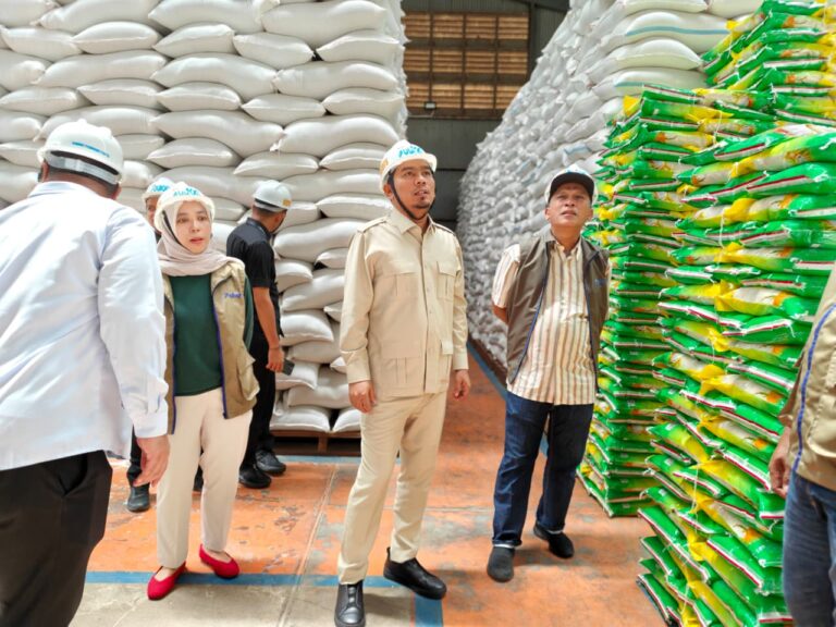 DPR RI memastikan stok pangan Jambi aman hingga 7 bulan ke depan. Bulog mencatat cadangan stabil, distribusi bantuan diperkuat.( Poto : FraksiGrindra.id)