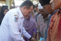 Gubernur Jambi Al Haris meninjau banjir bandang di Sarolangun dan menyalurkan bantuan,( Poto : infojambi.com).