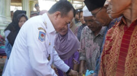 Gubernur Jambi Al Haris meninjau banjir bandang di Sarolangun dan menyalurkan bantuan,( Poto : infojambi.com).