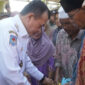 Gubernur Jambi Al Haris meninjau banjir bandang di Sarolangun dan menyalurkan bantuan,( Poto : infojambi.com).