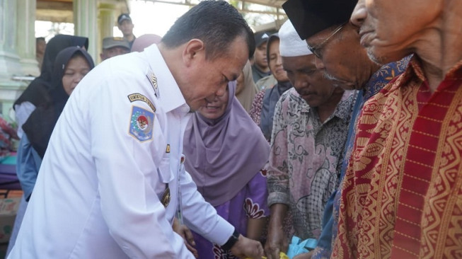 Gubernur Jambi Al Haris meninjau banjir bandang di Sarolangun dan menyalurkan bantuan,( Poto : infojambi.com).