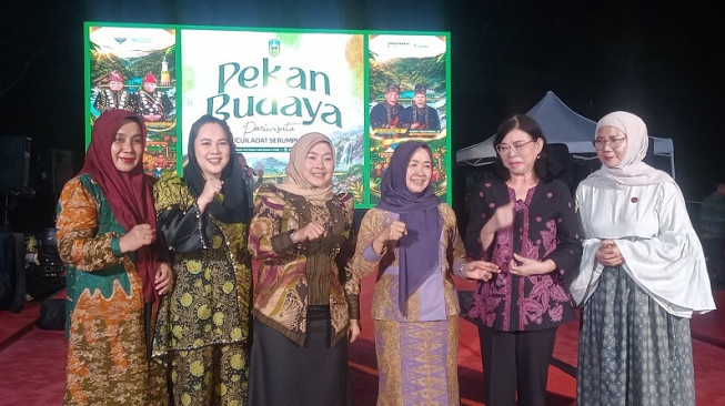 Hesti Haris mengapresiasi suksesnya Pekan Budaya Sarolangun dan mendorong pelestarian budaya lokal Jambi.( Poto : infojambi.com ).