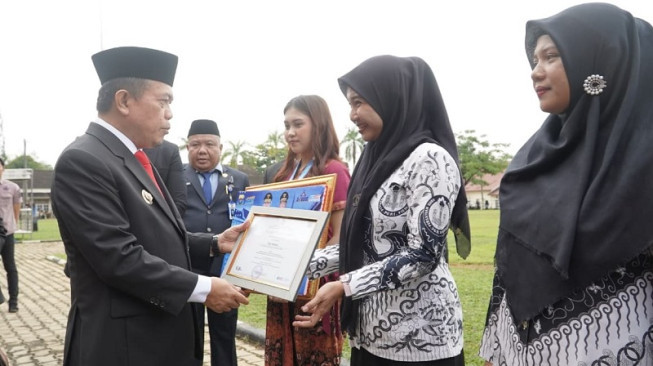 Al Haris memimpin upacara Otoda dan Hardiknas 2026 di Bungo, menekankan sinergi pusat-daerah, peningkatan pendidikan, dan kesejahteraan guru di Jambi.( Poto : infojambi.com)