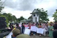 Warga Desa Pelawan Jaya, Sarolangun, menggelar demo menolak PT SMM. Aksi emak-emak sempat ricuh di kantor bupati sebelum berakhir dengan kesepakatan sementara.( Poto : JAMBIlink ).