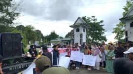 Warga Desa Pelawan Jaya, Sarolangun, menggelar demo menolak PT SMM. Aksi emak-emak sempat ricuh di kantor bupati sebelum berakhir dengan kesepakatan sementara.( Poto : JAMBIlink ).