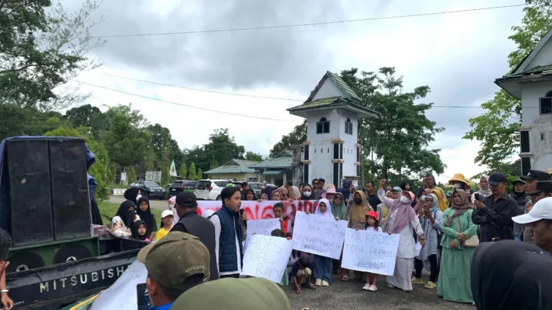 Warga Desa Pelawan Jaya, Sarolangun, menggelar demo menolak PT SMM. Aksi emak-emak sempat ricuh di kantor bupati sebelum berakhir dengan kesepakatan sementara.( Poto : JAMBIlink ).