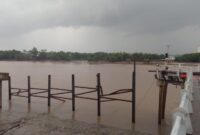 Dua Pekerja Hilang Saat Dermaga Sungai Limau Runtuh( Poto : JAMBIlink ).