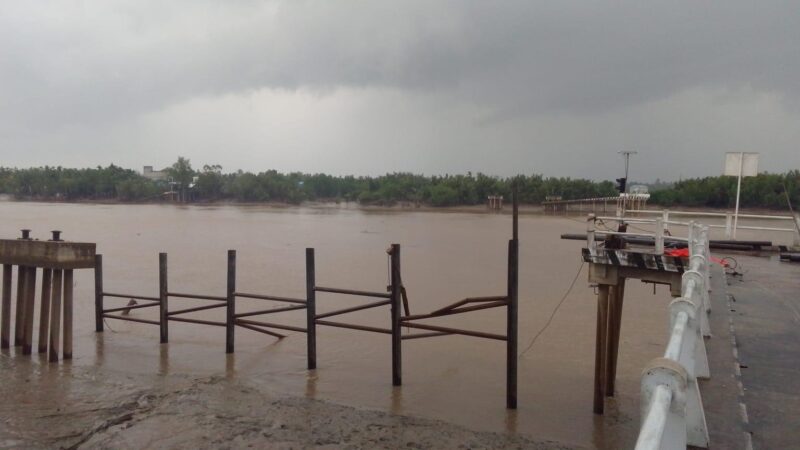 Dua Pekerja Hilang Saat Dermaga Sungai Limau Runtuh( Poto : JAMBIlink ).