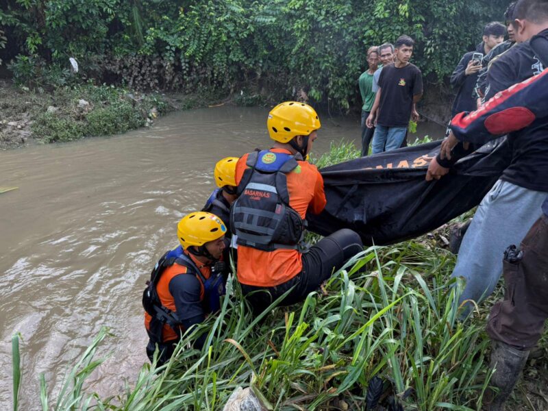 Sekitar pukul 07.19 WIB, tim menemukan Rafa di aliran parit sejauh 2,5 kilometer dari lokasi awal ia jatuh.( Poto : Jambilink).