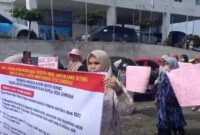 Warga Semerah demo di Kerinci tuntut pencopotan kades.
