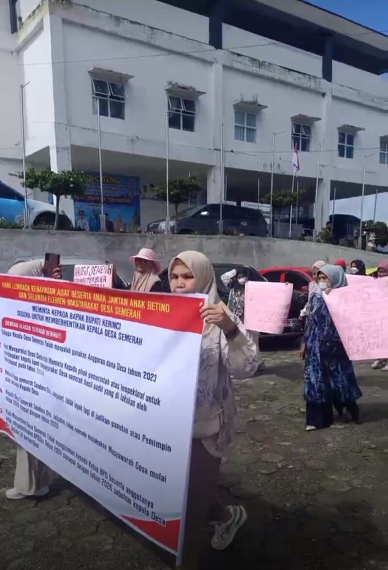 Warga Semerah demo di Kerinci tuntut pencopotan kades.