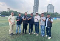 KONI Jambi dan PSF Group di lapangan sepak bola bahas kerja sama sarpras olahraga( Poto : jambilink.id )