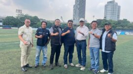 KONI Jambi dan PSF Group di lapangan sepak bola bahas kerja sama sarpras olahraga( Poto : jambilink.id )