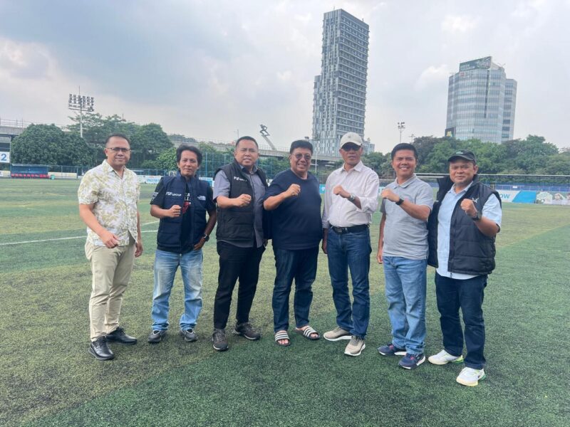 KONI Jambi dan PSF Group di lapangan sepak bola bahas kerja sama sarpras olahraga( Poto : jambilink.id )